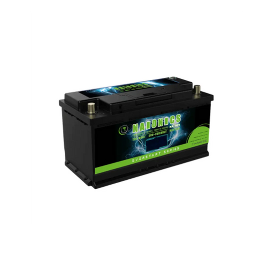 12V 30Ah batteria sodio-ione, black casing with green label, serie everstart, close-up view